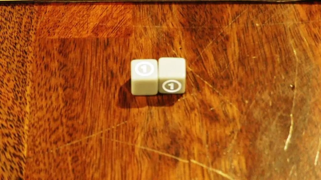 Light gray dice in Cubitos.