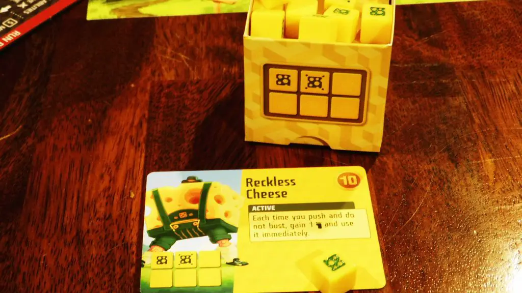 A card and special dice in Cubitos.
